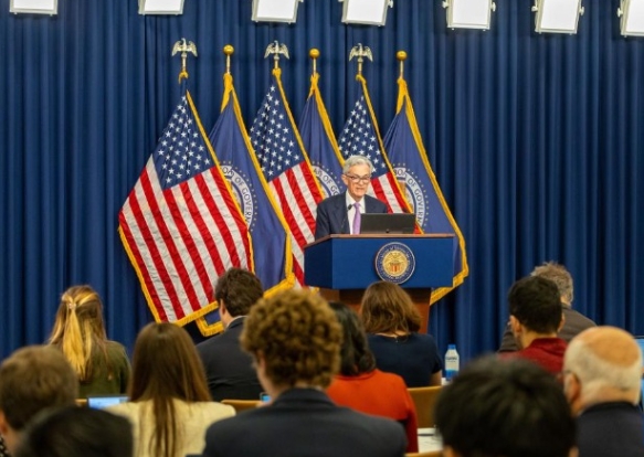 鲍威尔：当前政策并非「明显偏紧」，关税通胀预计今年年中消退